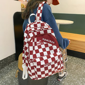 Naiste ruuduline seljakott kirja ja esitaskuga