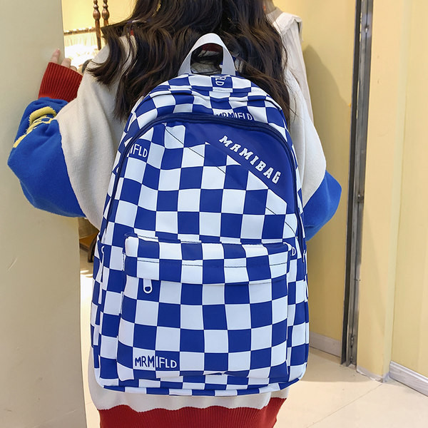 Naiste ruuduline seljakott kirja ja esitaskuga