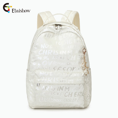 Női napi hátizsák feliratokkal és medállal