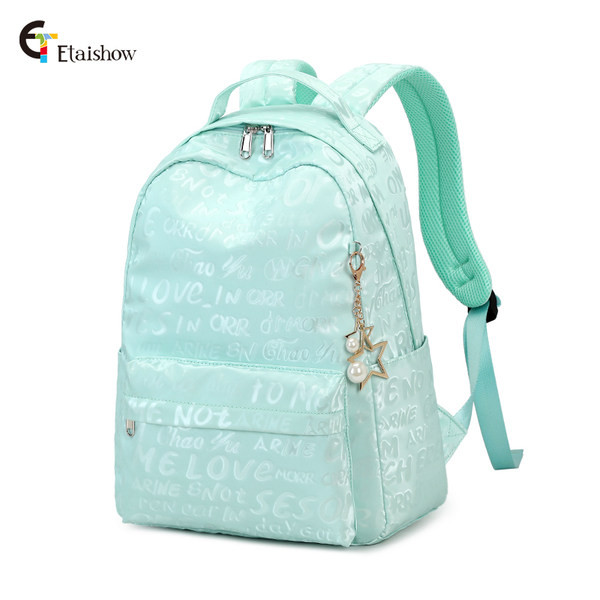 Női napi hátizsák feliratokkal és medállal