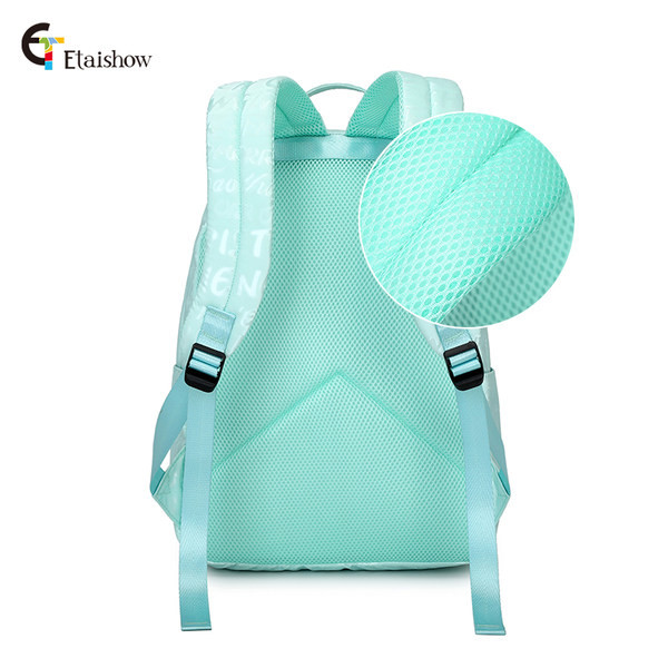 Női napi hátizsák feliratokkal és medállal