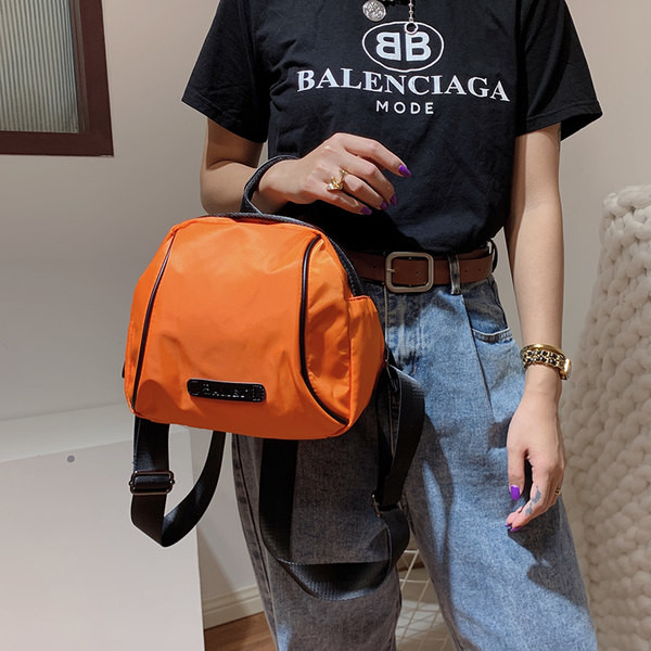 Naiste seljakott oranži ja musta värviga
