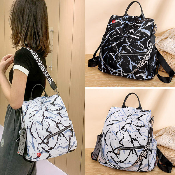 Női napi hátizsák fekete-fehér első zsebbel