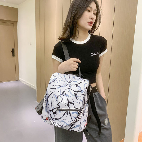 Női napi hátizsák fekete-fehér első zsebbel