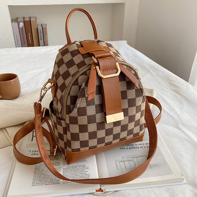 Stílusos női hátizsák különböző modellekben, fém elemmel