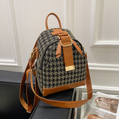 Stílusos női hátizsák különböző modellekben, fém elemmel