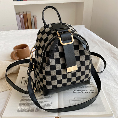 Stílusos női hátizsák különböző modellekben, fém elemmel