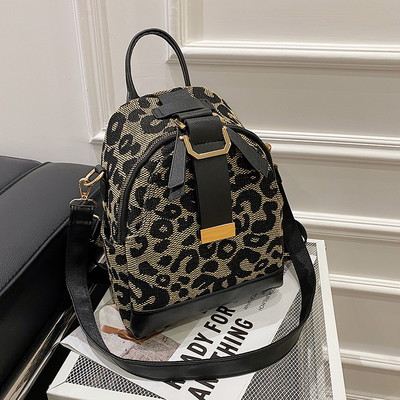 Stílusos női hátizsák különböző modellekben, fém elemmel