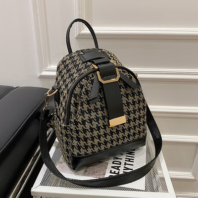 Stílusos női hátizsák különböző modellekben, fém elemmel