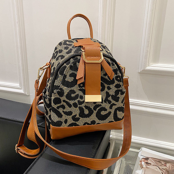 Stílusos női hátizsák különböző modellekben, fém elemmel