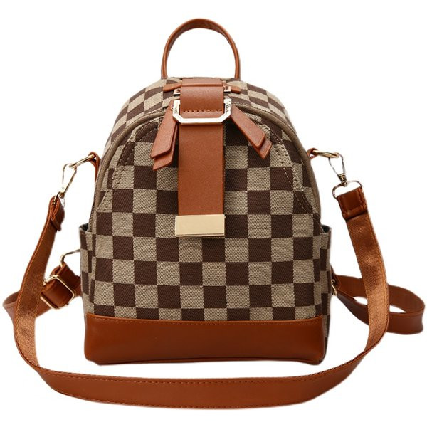 Stílusos női hátizsák különböző modellekben, fém elemmel