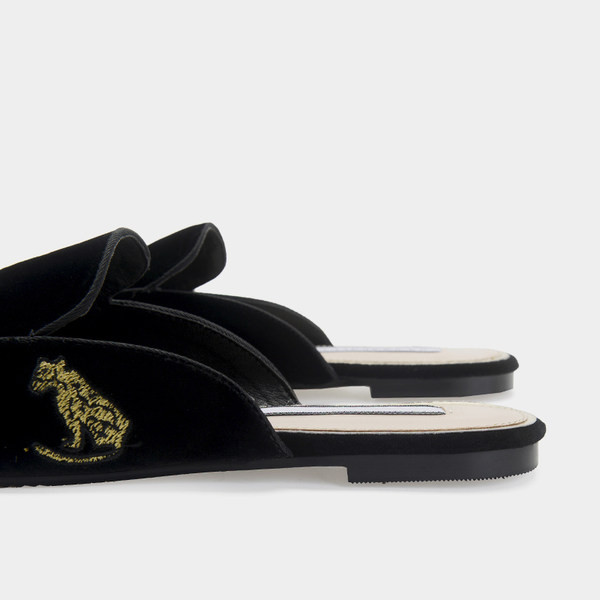 Затворен модел дамски чехли от еко велур