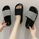 Moteriškos laisvalaikio šlepetės su akmenukais ir lygiu padu