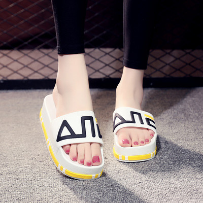 Įprastos šlepetės su užrašu ir plokščiu padu