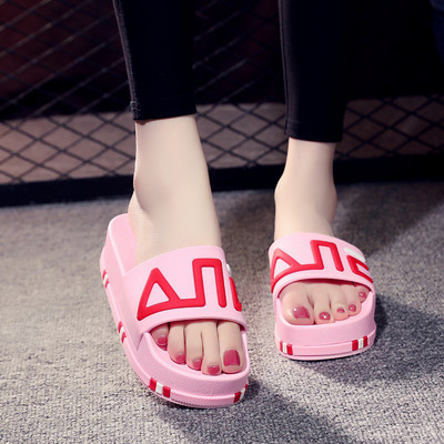 Įprastos šlepetės su užrašu ir plokščiu padu