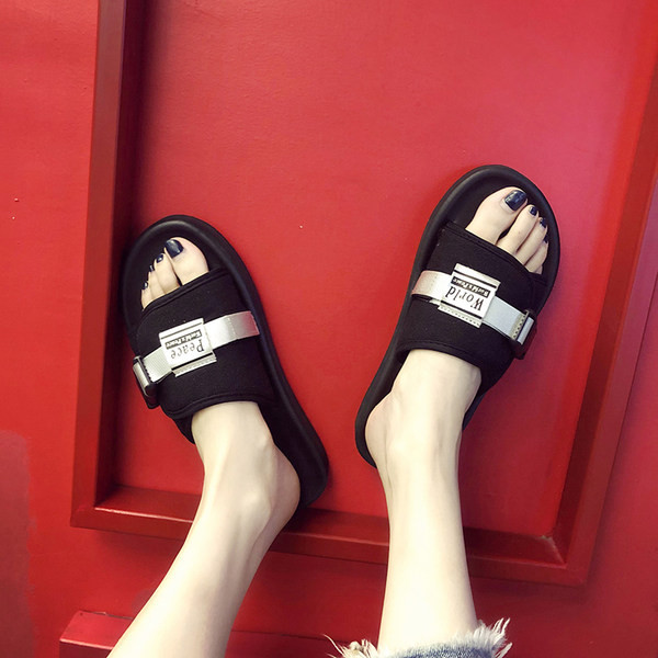 Ежедневни чехли с емблема в черен цвят