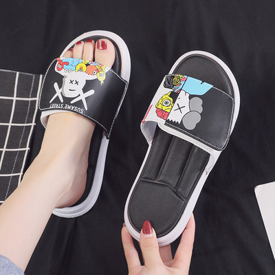 Дамски чехли с апликация в черен цвят