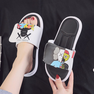 Дамски чехли с апликация в черен цвят