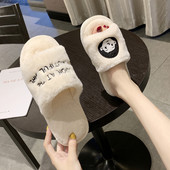 Дамски пухени чехли с бродиран надпис и апликация