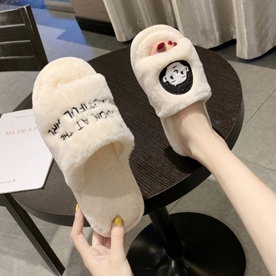 Дамски пухени чехли с бродиран надпис и апликация