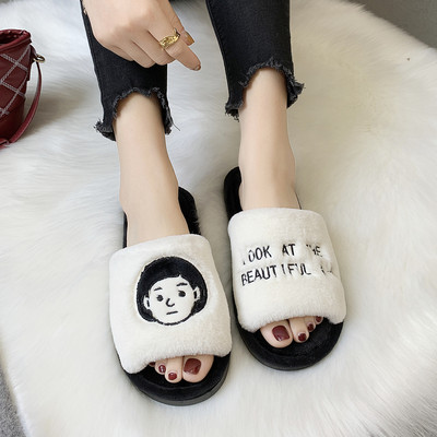 Дамски пухени чехли с бродиран надпис и апликация