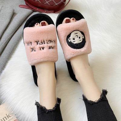 Дамски пухени чехли с бродиран надпис и апликация