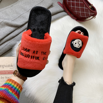 Дамски пухени чехли с бродиран надпис и апликация