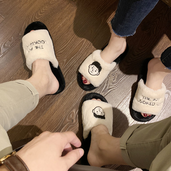 Дамски пухени чехли с бродиран надпис и апликация 