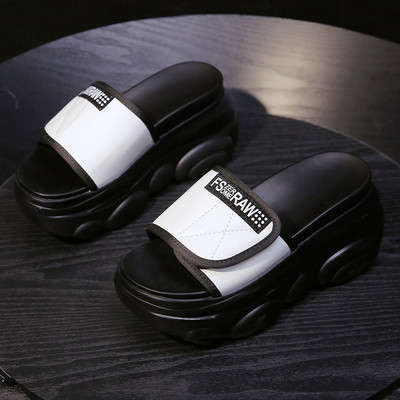 Дамски чехли с висока равна подметка и надпис