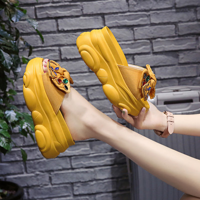 Стилни дамски чехли с декоративни камъни и висока подметка