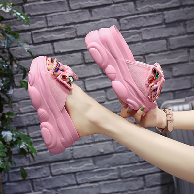 Стилни дамски чехли с декоративни камъни и висока подметка