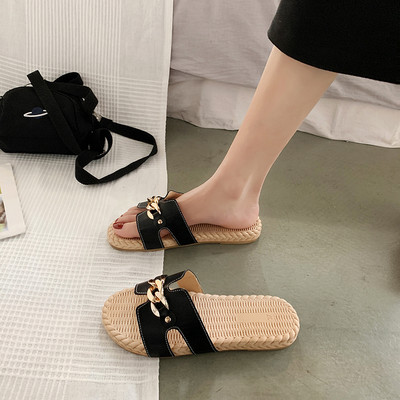 Актуални дамски чехли с метална декорация