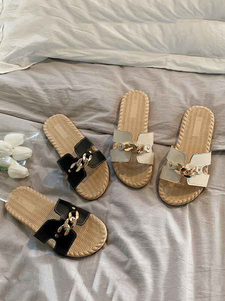 Актуални дамски чехли с метална декорация