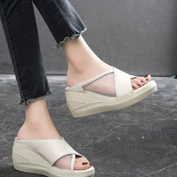 Papuci de damă în alb și negru