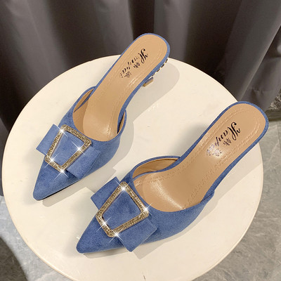 Női papucs hegyes modell csattal és sarokkal 6 cm