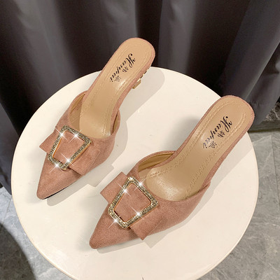 Női papucs hegyes modell csattal és sarokkal 6 cm