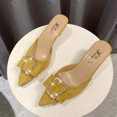 Női papucs hegyes modell csattal és sarokkal 6 cm