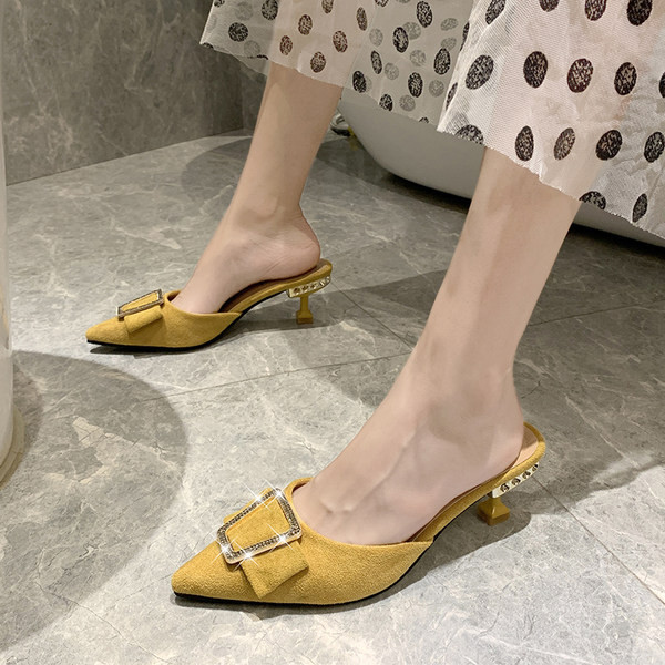 Papuci dama model ascutit cu catarama si toc 6 cm