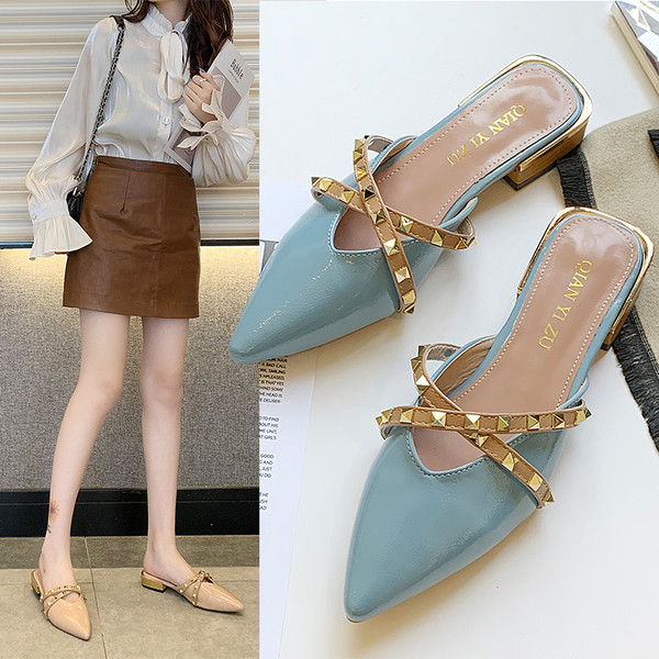 Papuci de damă ascuțiți cu carouri metalice