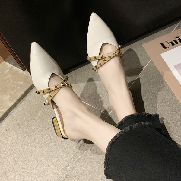 Papuci de damă ascuțiți cu carouri metalice