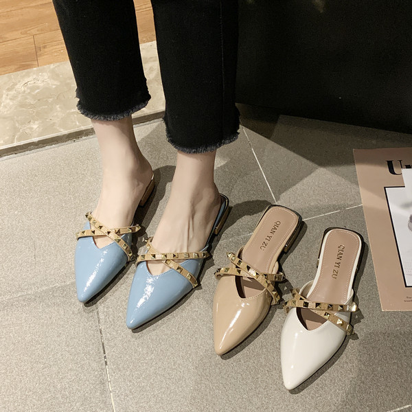 Papuci de damă ascuțiți cu carouri metalice