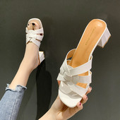 Modern női papucs bőrpánttal és 5 cm-es sarokkal