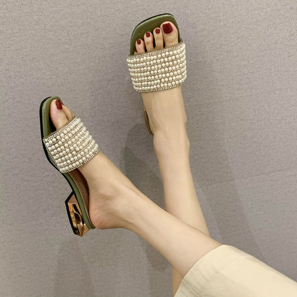 Актуални дамски чехли с перли в три цвята