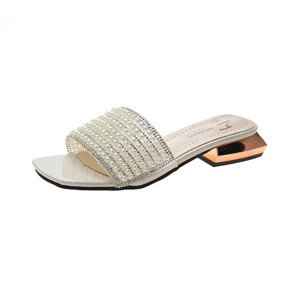 Актуални дамски чехли с перли в три цвята