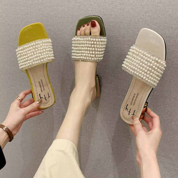 Актуални дамски чехли с перли в три цвята