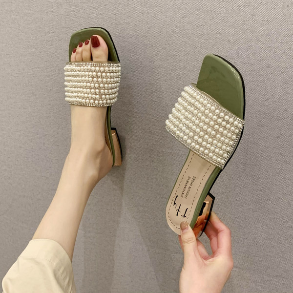 Актуални дамски чехли с перли в три цвята