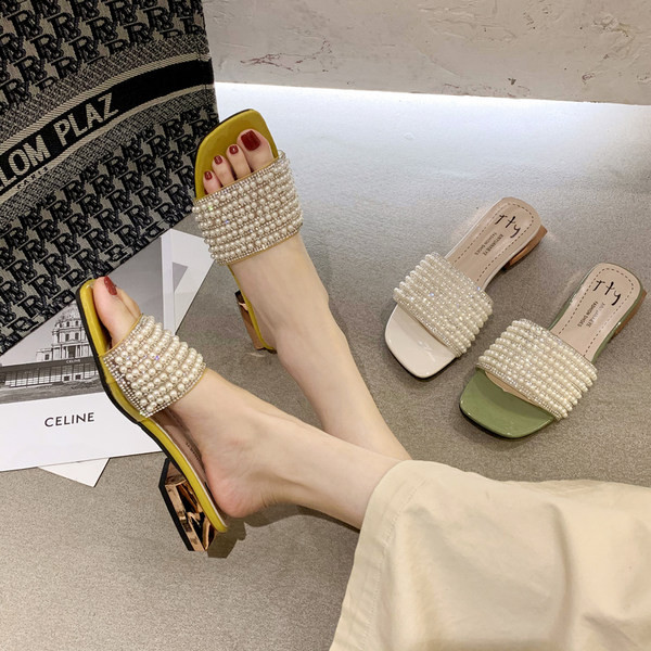 Актуални дамски чехли с перли в три цвята