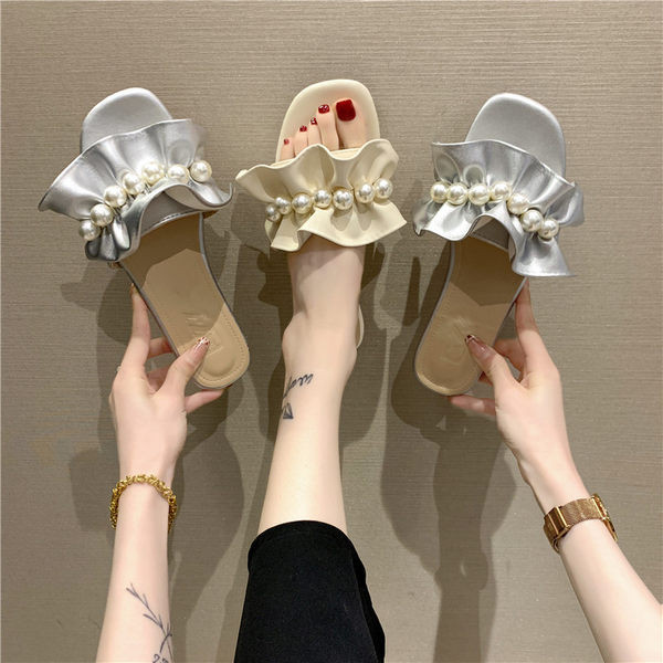 Модерни дамски чехли с къдри и перли