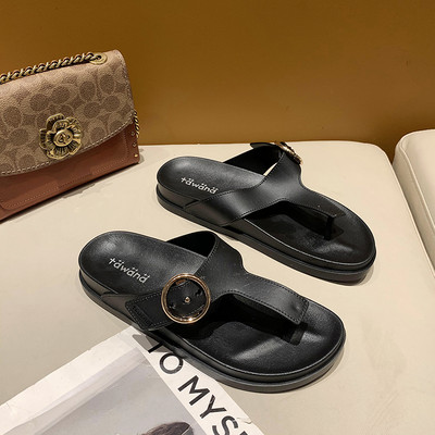 Дамски чехли между пръста от еко кожа и метална катарама