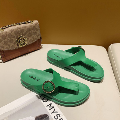 Дамски чехли между пръста от еко кожа и метална катарама